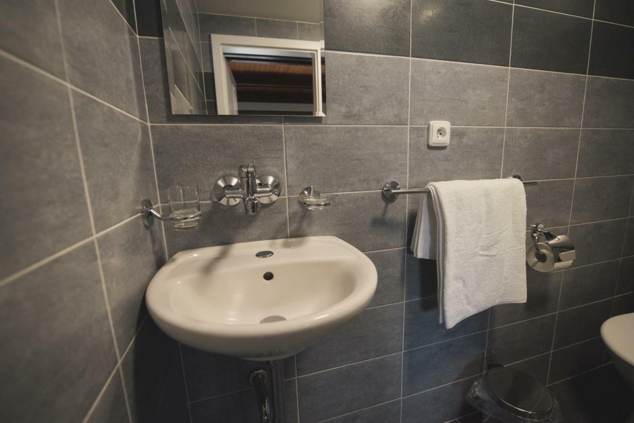 Penzion & Restaurace U Vily Sezimovo Usti Exteriör bild
