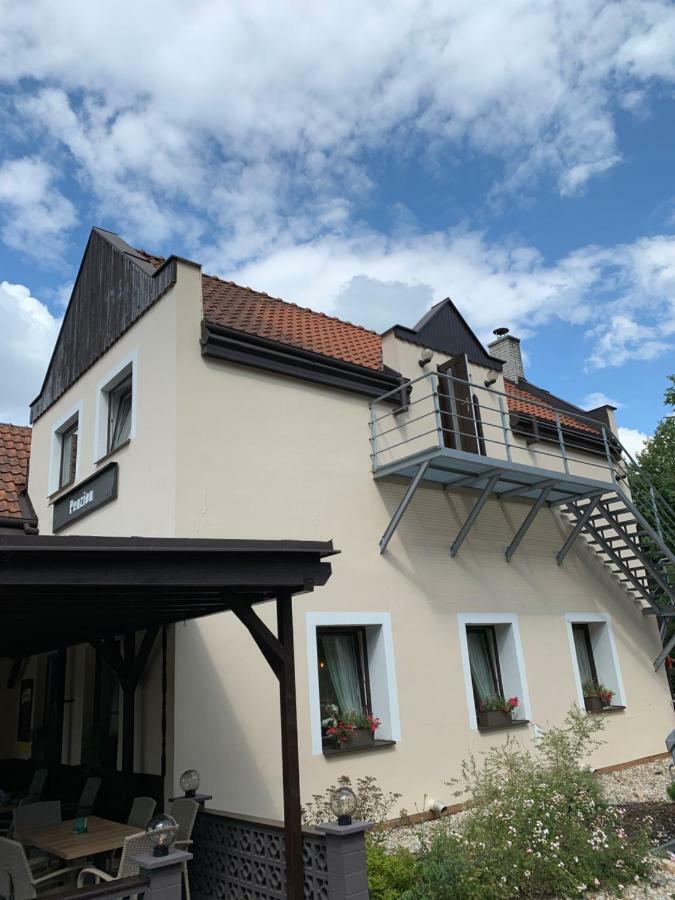Penzion & Restaurace U Vily Sezimovo Usti Exteriör bild