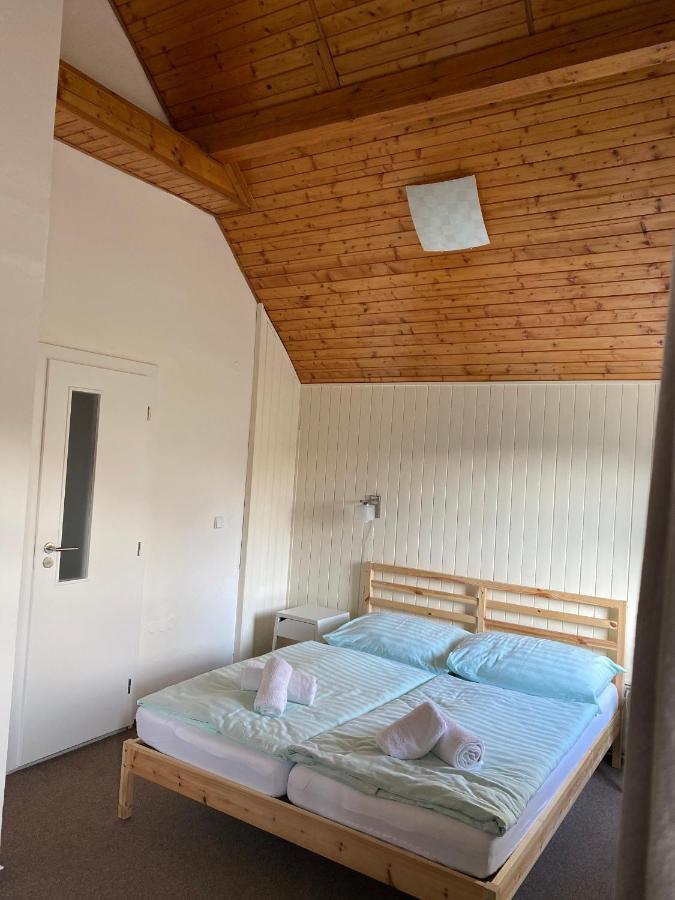 Penzion & Restaurace U Vily Sezimovo Usti Exteriör bild